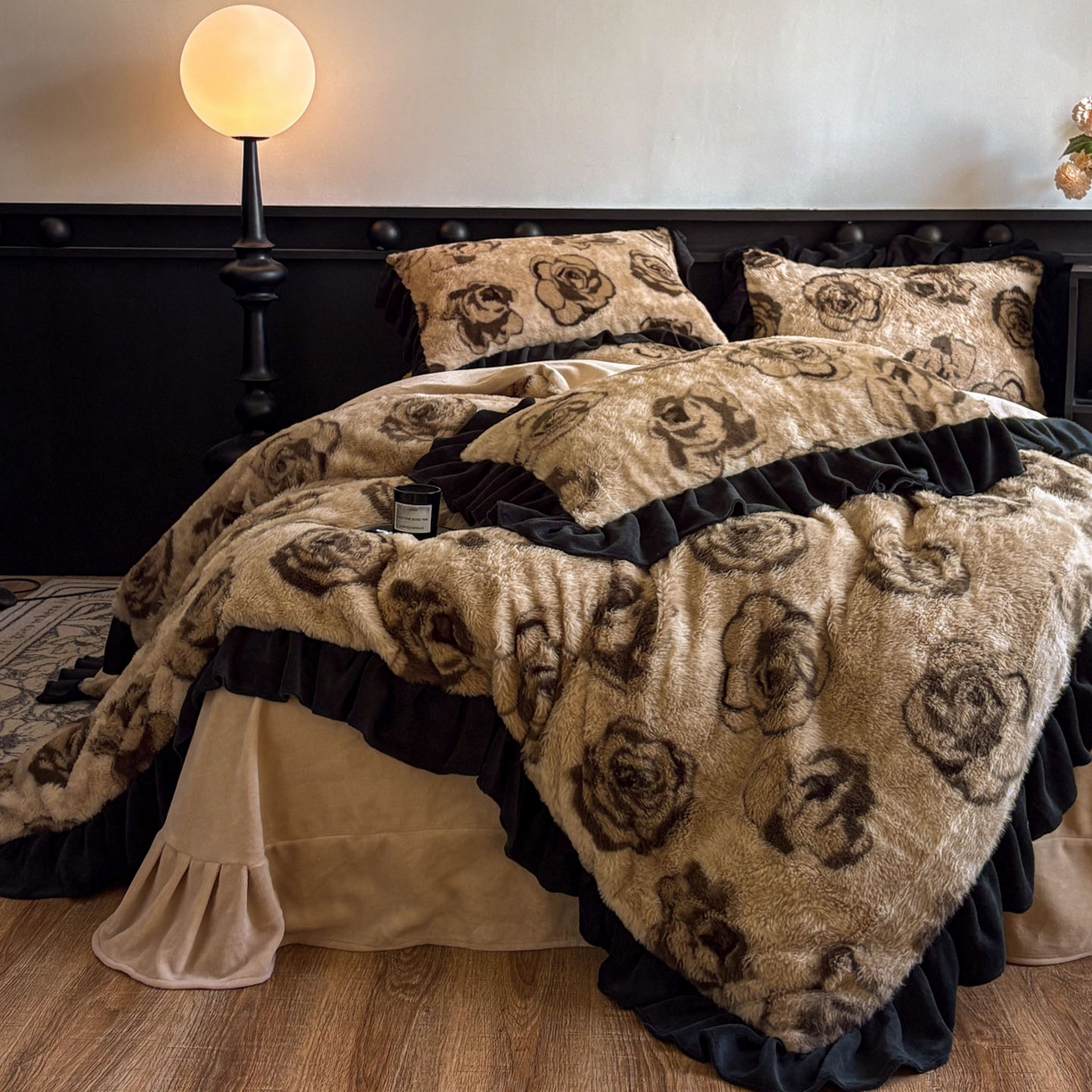 91家纺网 家纺一手货源 找家纺 晚爱家居  2025新款韩版黑色花边美拉德兔毛绒四件套高克重皮草兔绒牛奶绒四件套 黑边-玫瑰