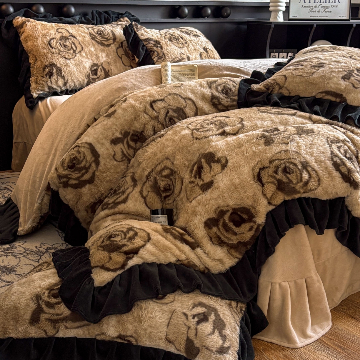 91家纺网 家纺一手货源 找家纺 晚爱家居  2025新款韩版黑色花边美拉德兔毛绒四件套高克重皮草兔绒牛奶绒四件套 黑边-玫瑰