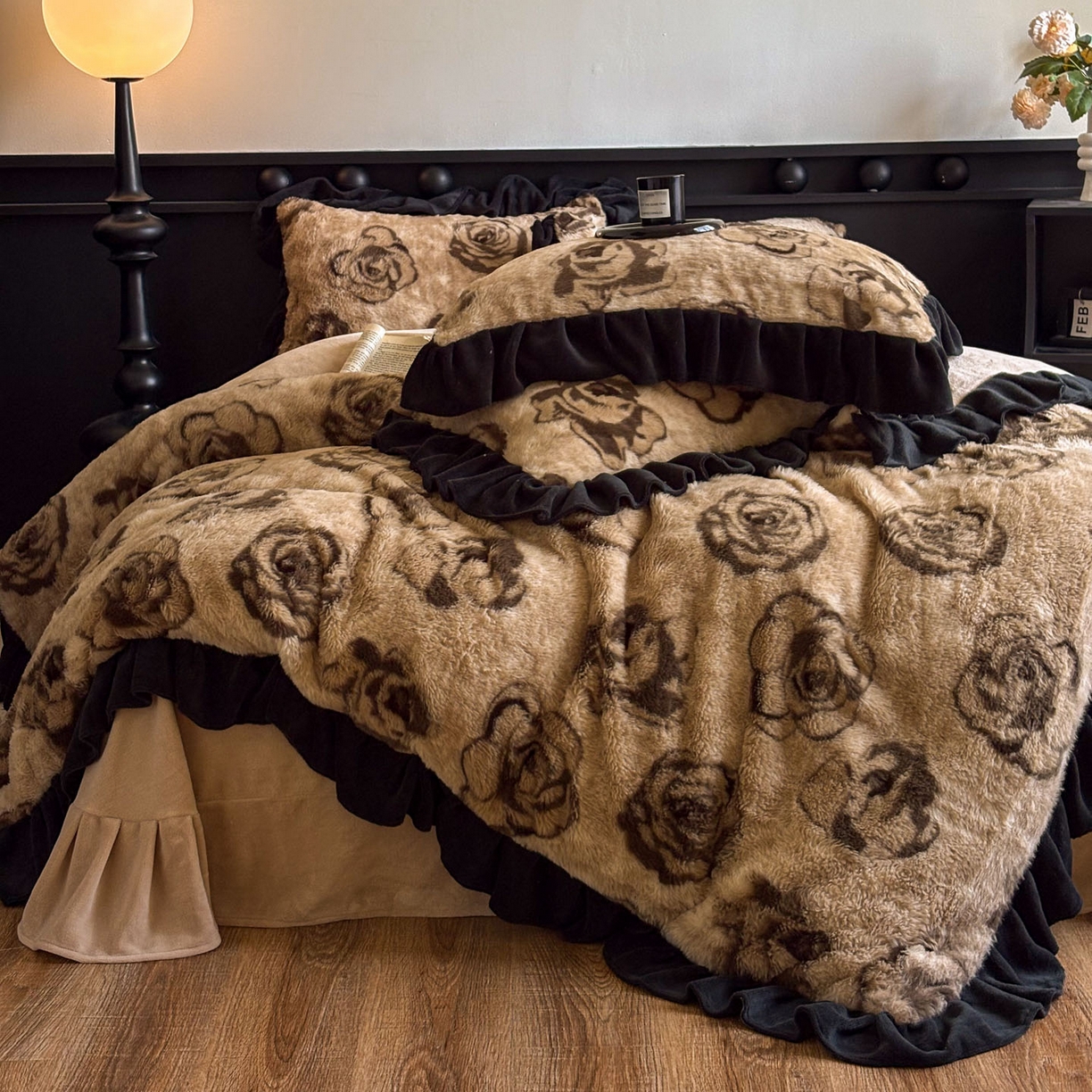 91家纺网 家纺一手货源 找家纺 晚爱家居  2025新款韩版黑色花边美拉德兔毛绒四件套高克重皮草兔绒牛奶绒四件套 黑边-玫瑰