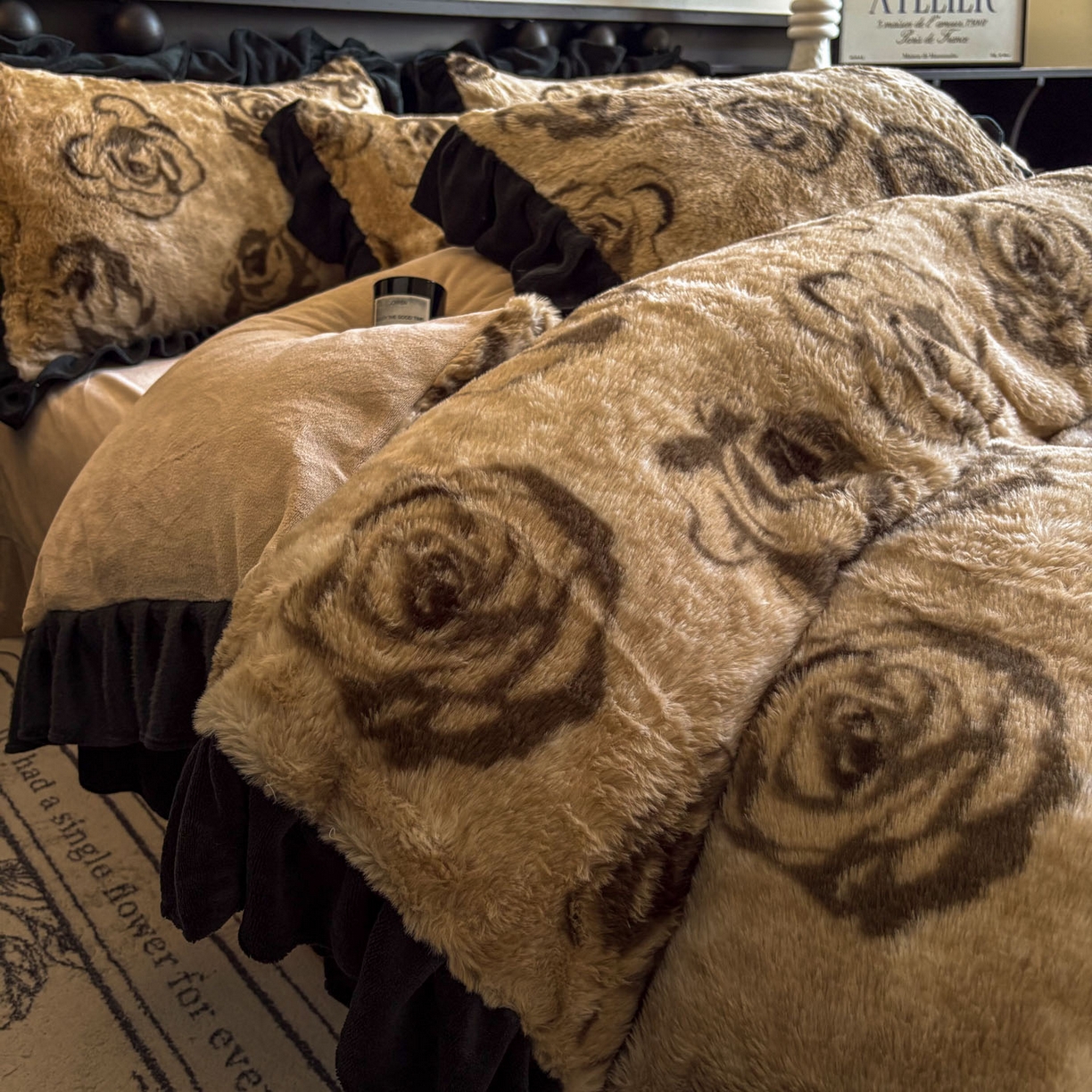 91家纺网 家纺一手货源 找家纺 晚爱家居  2025新款韩版黑色花边美拉德兔毛绒四件套高克重皮草兔绒牛奶绒四件套 黑边-玫瑰