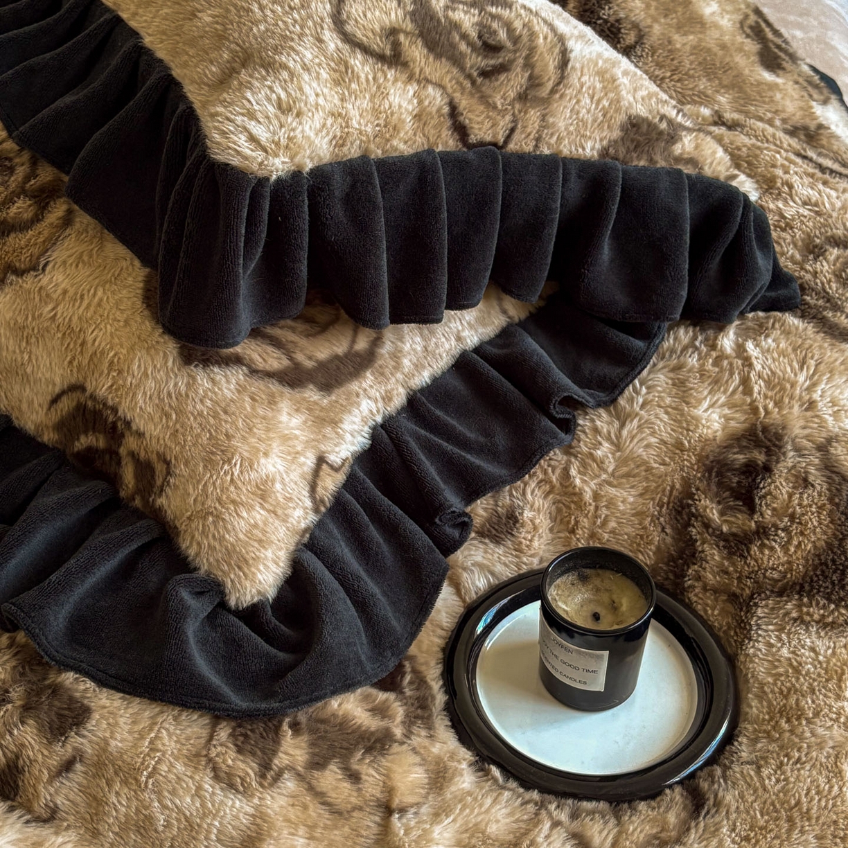 91家纺网 家纺一手货源 找家纺 晚爱家居  2025新款韩版黑色花边美拉德兔毛绒四件套高克重皮草兔绒牛奶绒四件套 黑边-玫瑰