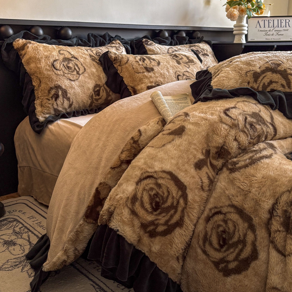 91家纺网 家纺一手货源 找家纺 晚爱家居  2025新款韩版黑色花边美拉德兔毛绒四件套高克重皮草兔绒牛奶绒四件套 黑边-玫瑰