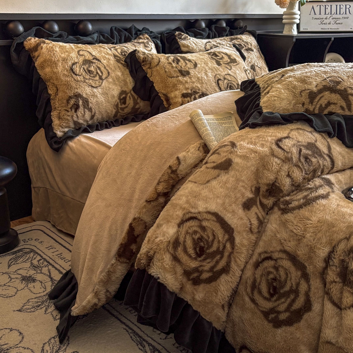 91家纺网 家纺一手货源 找家纺 晚爱家居  2025新款韩版黑色花边美拉德兔毛绒四件套高克重皮草兔绒牛奶绒四件套 黑边-玫瑰