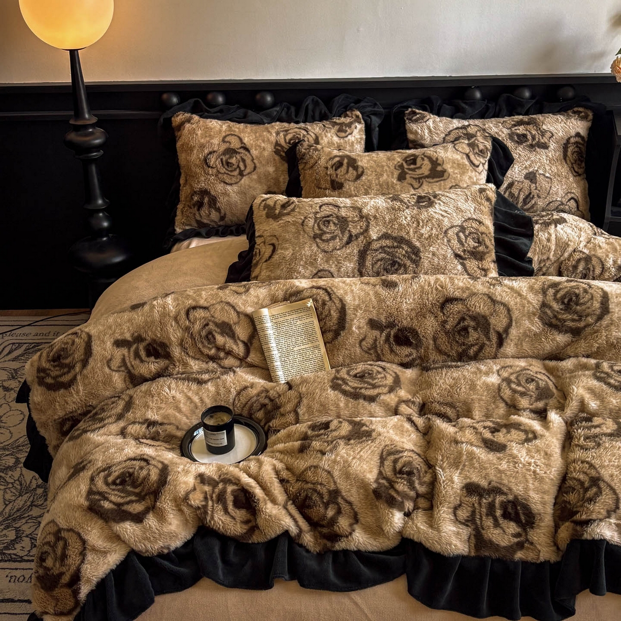 91家纺网 家纺一手货源 找家纺 晚爱家居  2025新款韩版黑色花边美拉德兔毛绒四件套高克重皮草兔绒牛奶绒四件套 黑边-玫瑰