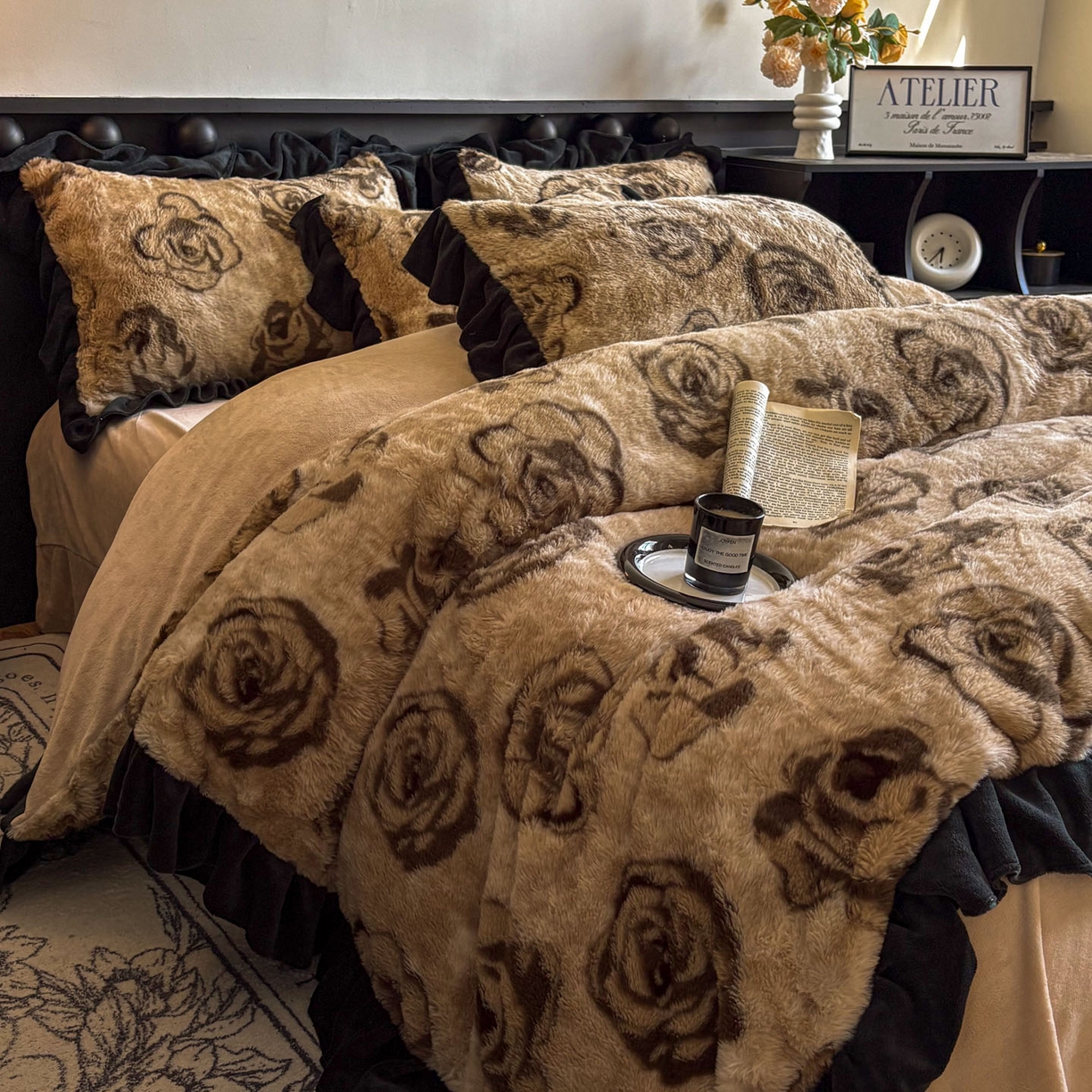 91家纺网 家纺一手货源 找家纺 晚爱家居  2025新款韩版黑色花边美拉德兔毛绒四件套高克重皮草兔绒牛奶绒四件套 黑边-玫瑰