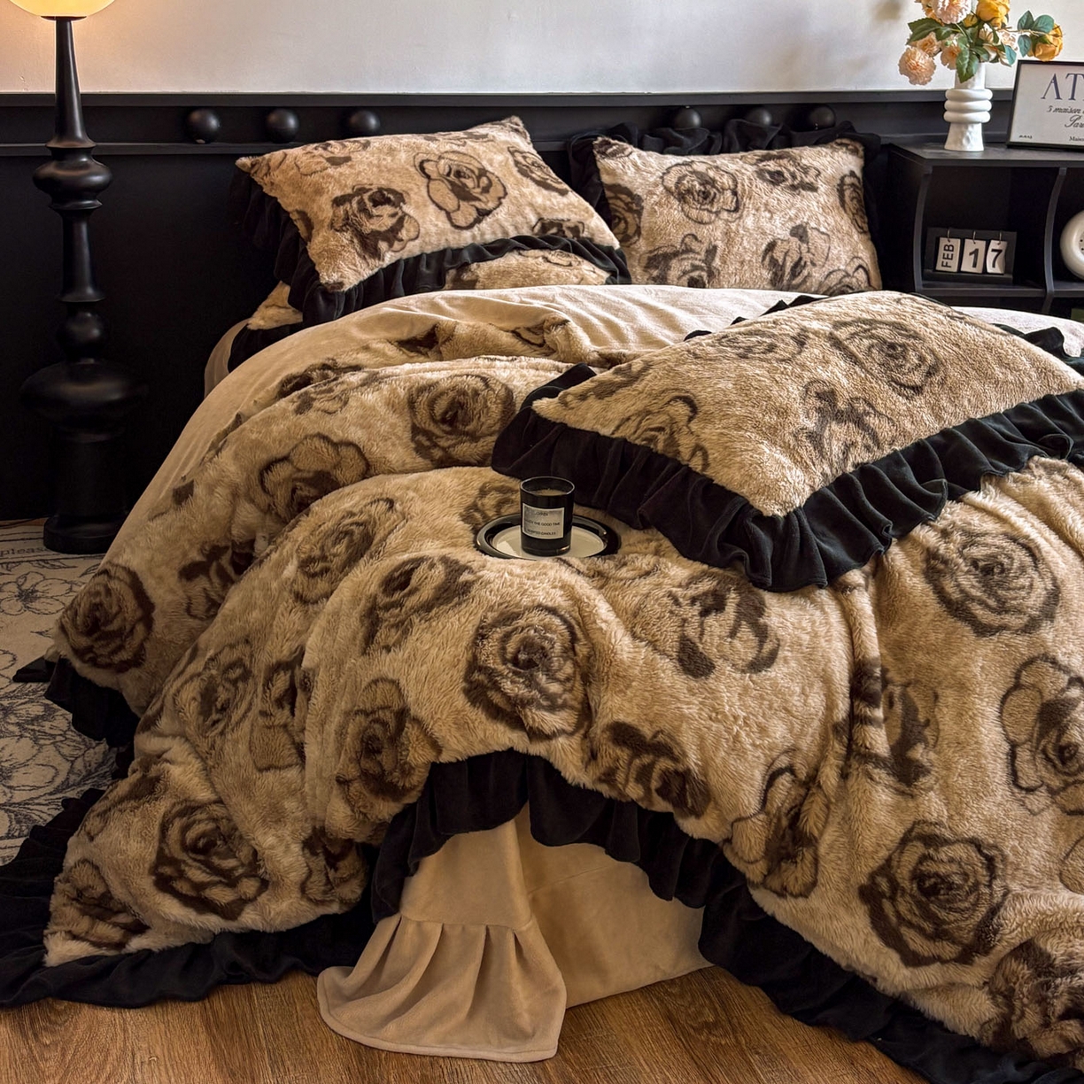 91家纺网 家纺一手货源 找家纺 晚爱家居  2025新款韩版黑色花边美拉德兔毛绒四件套高克重皮草兔绒牛奶绒四件套 黑边-玫瑰