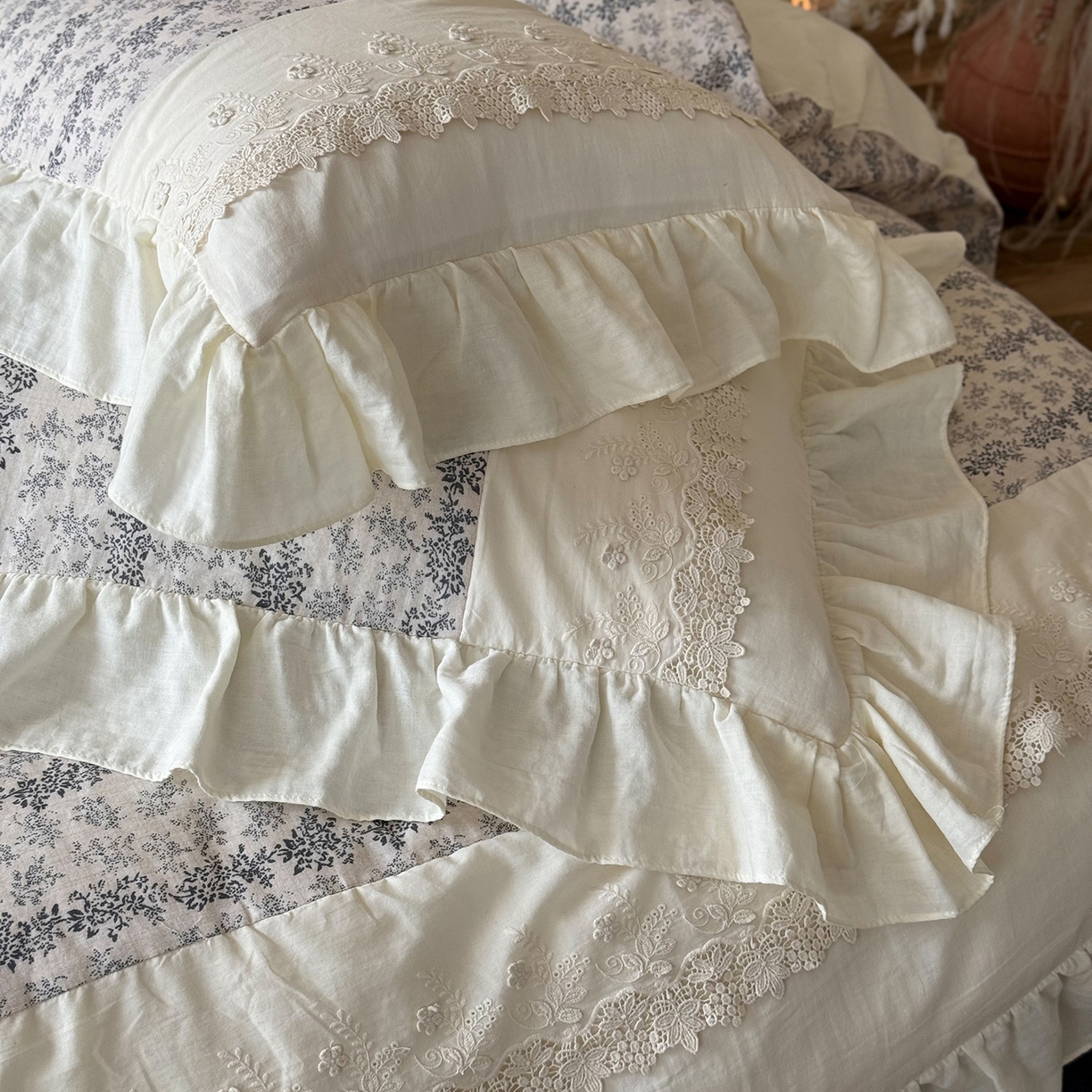 91家纺网 家纺一手货源 找家纺 佳汐蓝家纺 2025秋冬新品双层皱皱纱定制花边+打褶+荷叶边四件套--露丝 露丝-藏蓝色床单