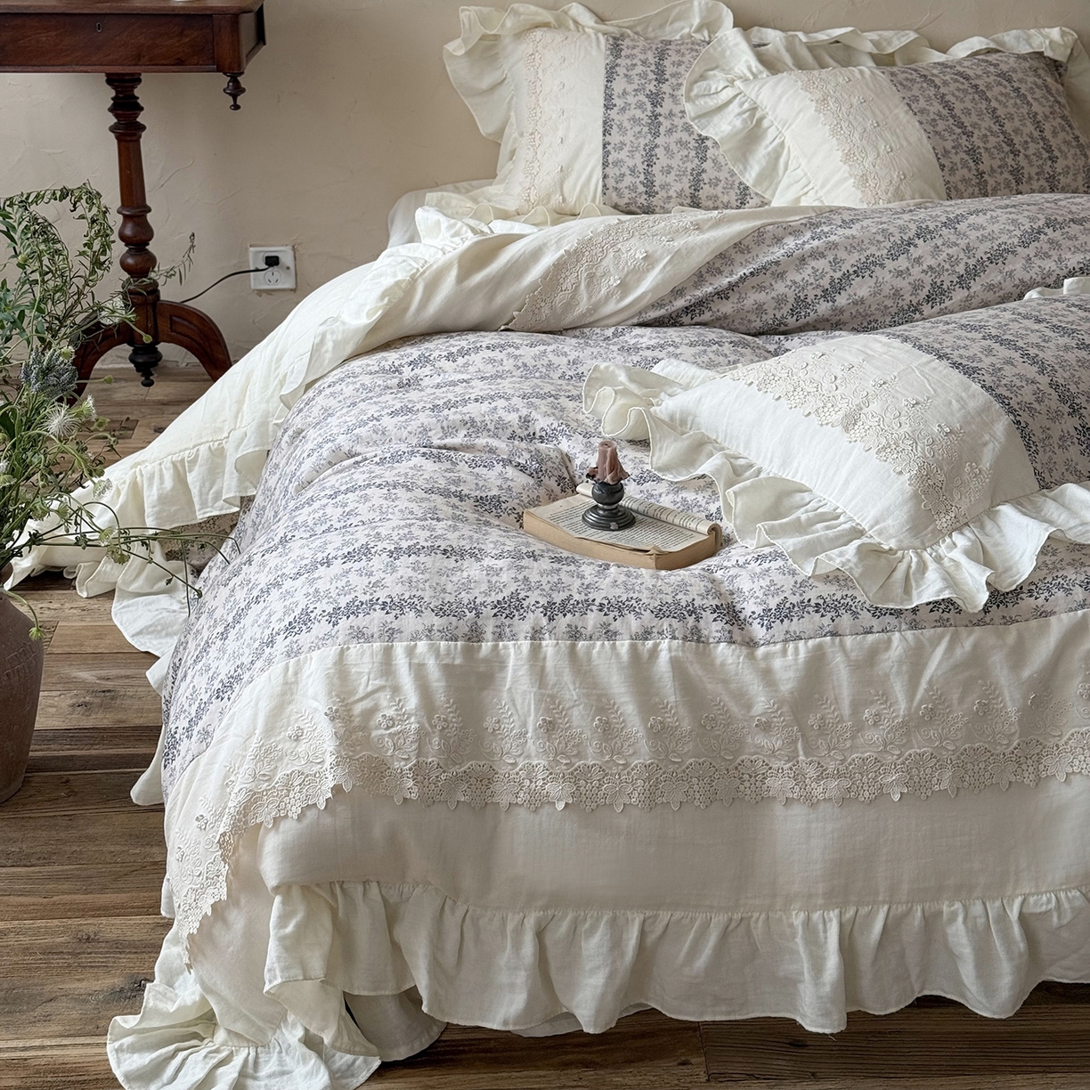 91家纺网 家纺一手货源 找家纺 （总）佳汐蓝家纺 2025秋冬新品双层皱皱纱定制花边+打褶+荷叶边四件套--露丝