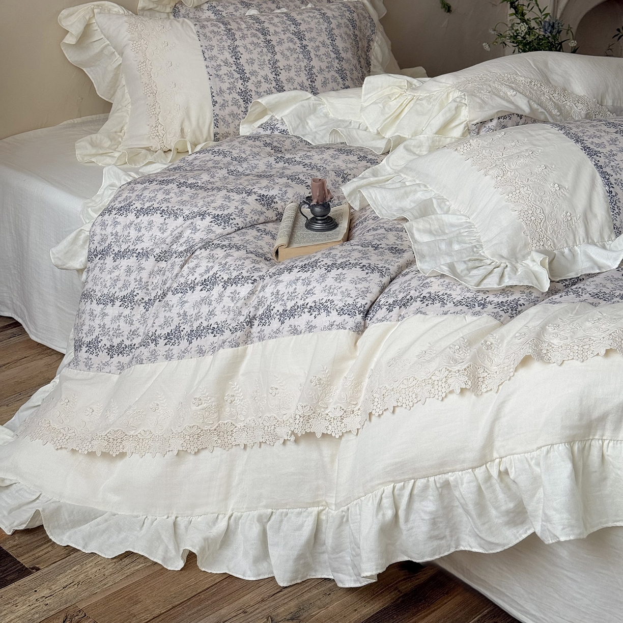 91家纺网 家纺一手货源 找家纺 佳汐蓝家纺 2025秋冬新品双层皱皱纱定制花边+打褶+荷叶边四件套--露丝 露丝-白色床单