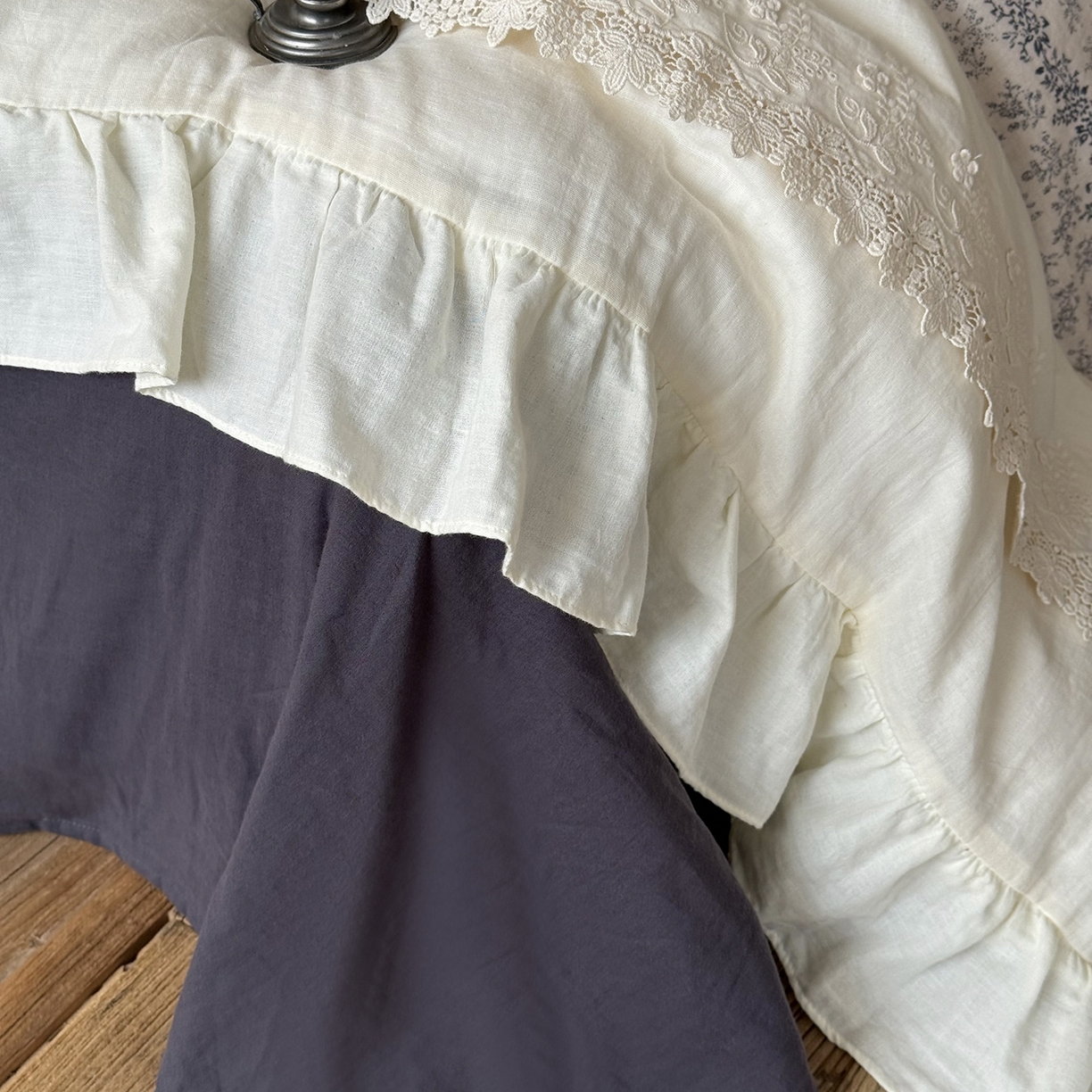 91家纺网 家纺一手货源 找家纺 佳汐蓝家纺 2025秋冬新品双层皱皱纱定制花边+打褶+荷叶边四件套--露丝 露丝-藏蓝色床单