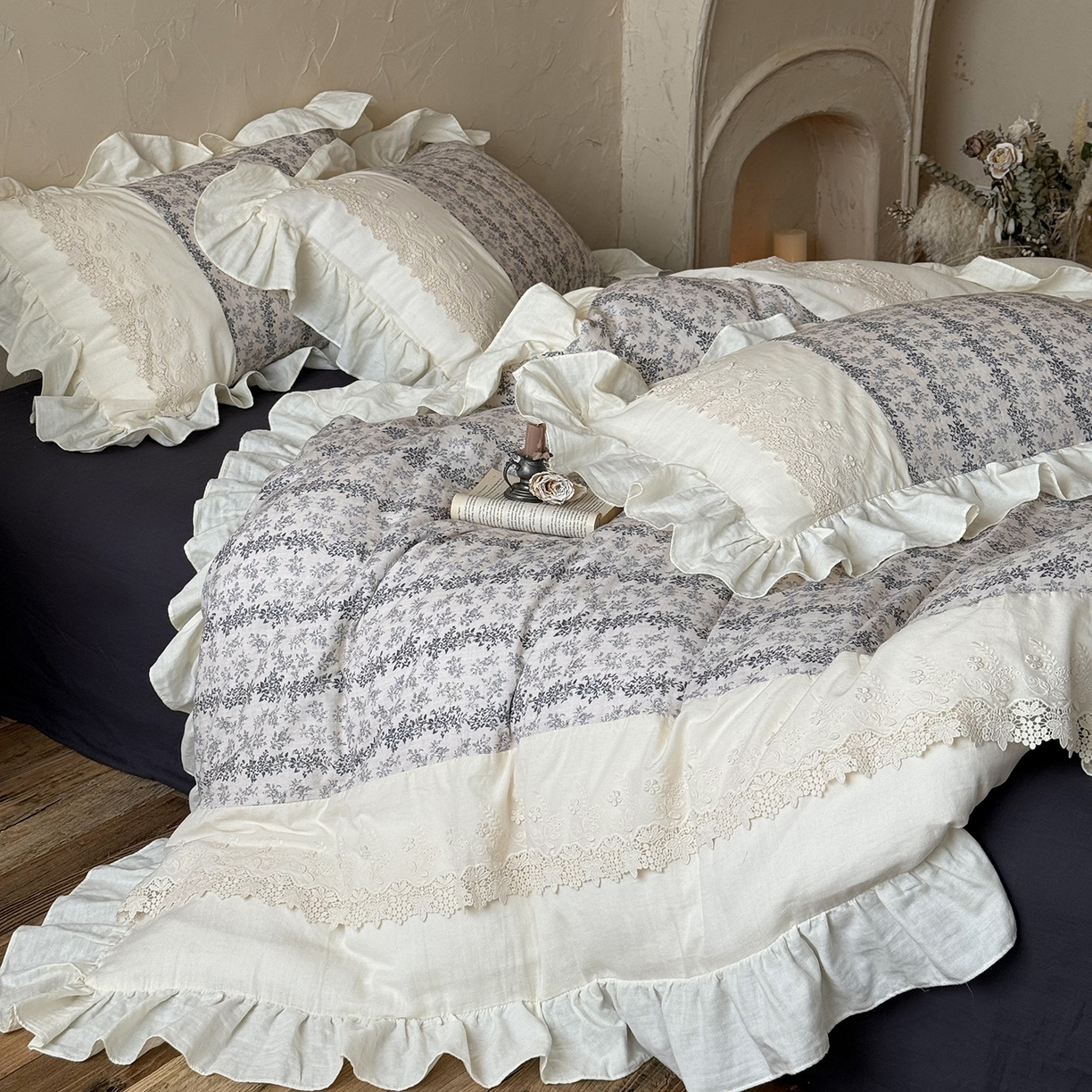 91家纺网 家纺一手货源 找家纺 佳汐蓝家纺 2025秋冬新品双层皱皱纱定制花边+打褶+荷叶边四件套--露丝 露丝-藏蓝色床单