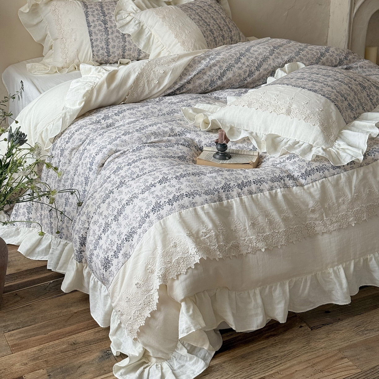 91家纺网 家纺一手货源 找家纺 佳汐蓝家纺 2025秋冬新品双层皱皱纱定制花边+打褶+荷叶边四件套--露丝 露丝-白色床单