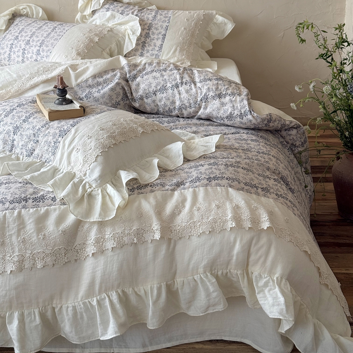 91家纺网 家纺一手货源 找家纺 佳汐蓝家纺 2025秋冬新品双层皱皱纱定制花边+打褶+荷叶边四件套--露丝 露丝-白色床单