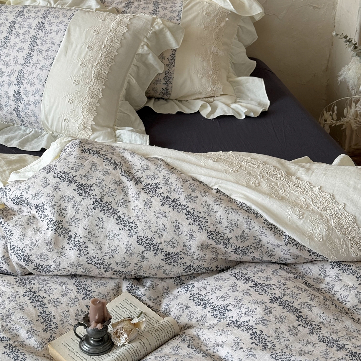 91家纺网 家纺一手货源 找家纺 佳汐蓝家纺 2025秋冬新品双层皱皱纱定制花边+打褶+荷叶边四件套--露丝 露丝-藏蓝色床单