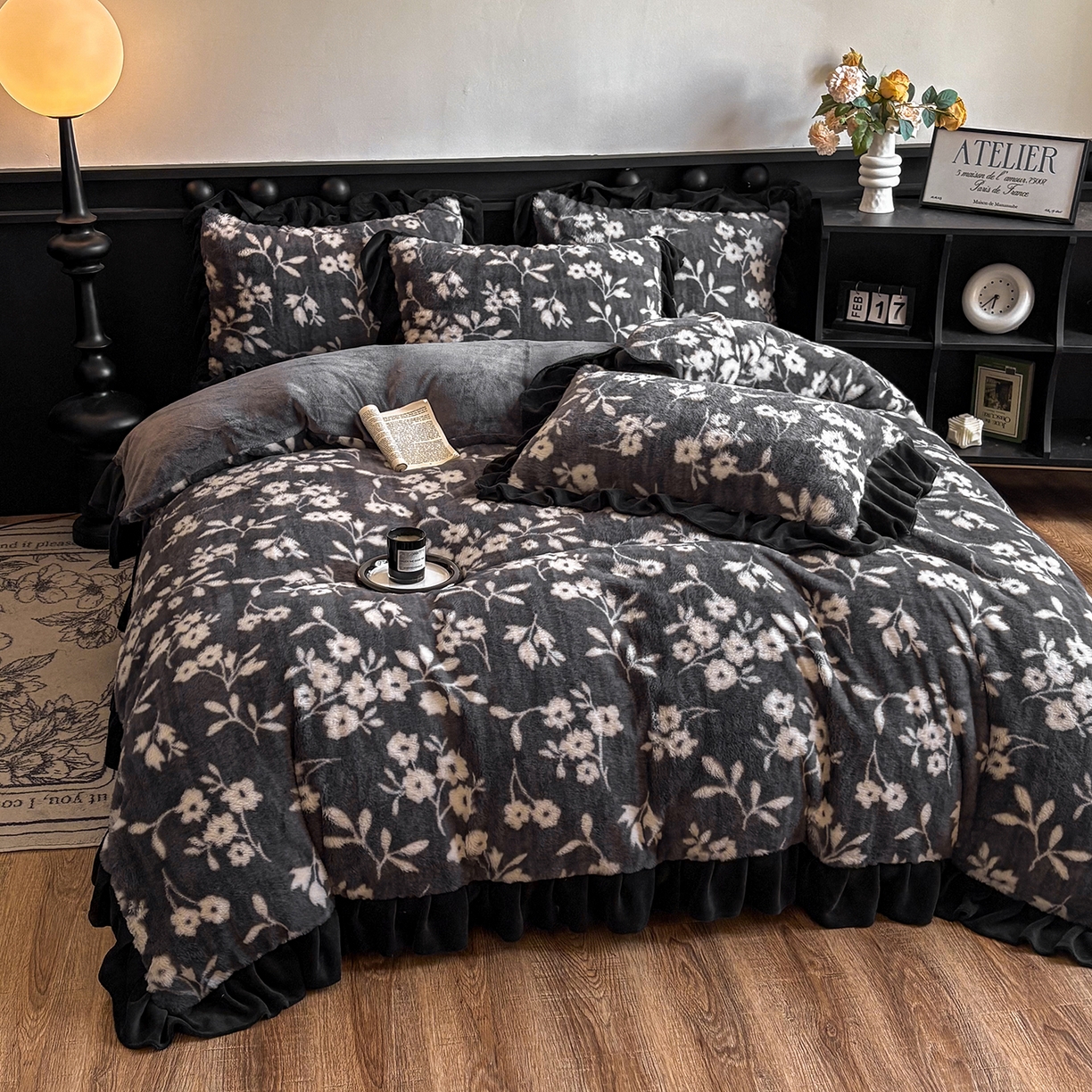 91家纺网 家纺一手货源 找家纺 晚爱家居  2025新款韩版黑色花边美拉德兔毛绒四件套高克重皮草兔绒牛奶绒四件套 黑边-山茶花