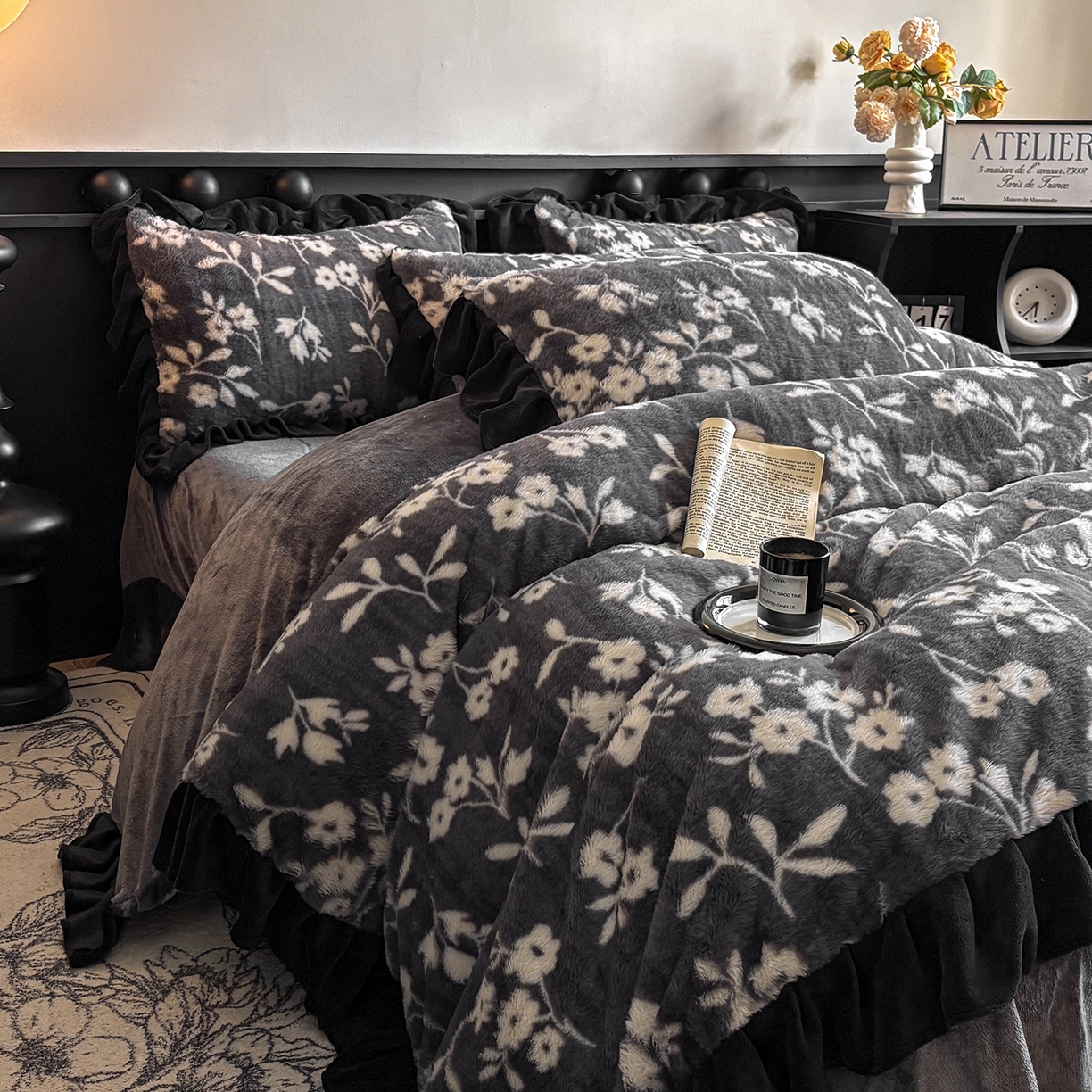 91家纺网 家纺一手货源 找家纺 晚爱家居  2025新款韩版黑色花边美拉德兔毛绒四件套高克重皮草兔绒牛奶绒四件套 黑边-山茶花