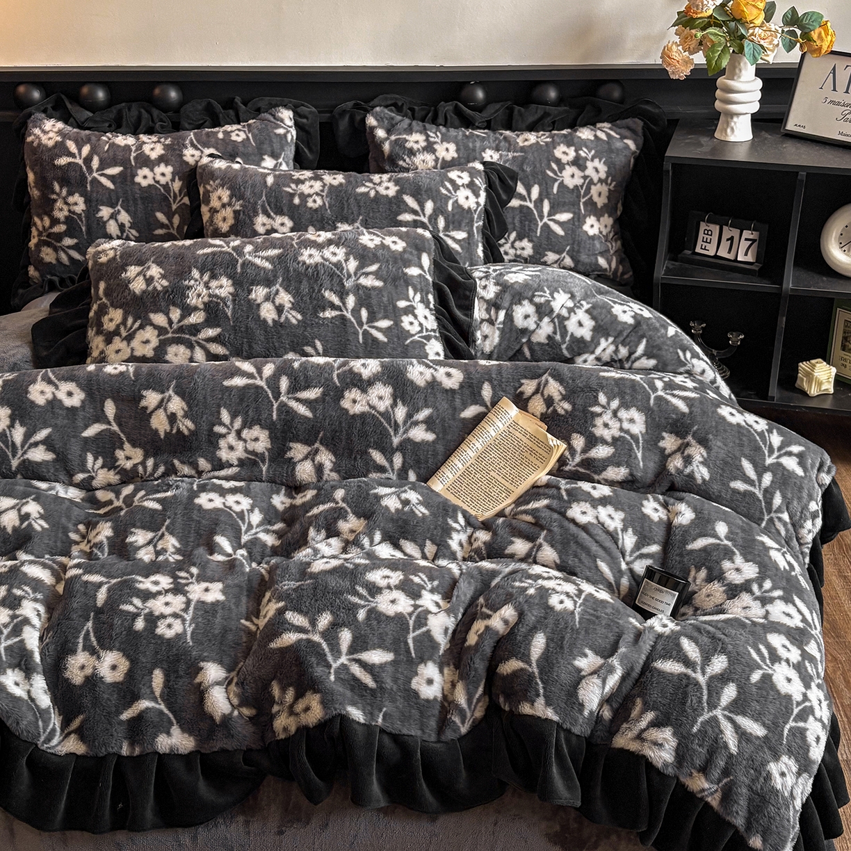 91家纺网 家纺一手货源 找家纺 晚爱家居  2025新款韩版黑色花边美拉德兔毛绒四件套高克重皮草兔绒牛奶绒四件套 黑边-山茶花