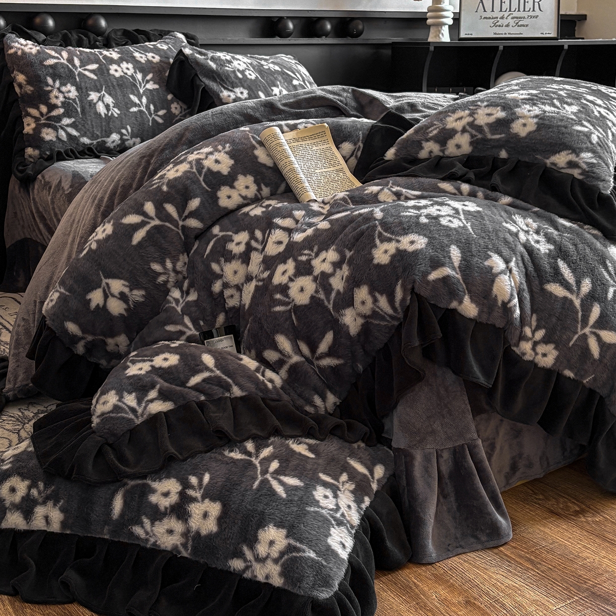 91家纺网 家纺一手货源 找家纺 晚爱家居  2025新款韩版黑色花边美拉德兔毛绒四件套高克重皮草兔绒牛奶绒四件套 黑边-山茶花