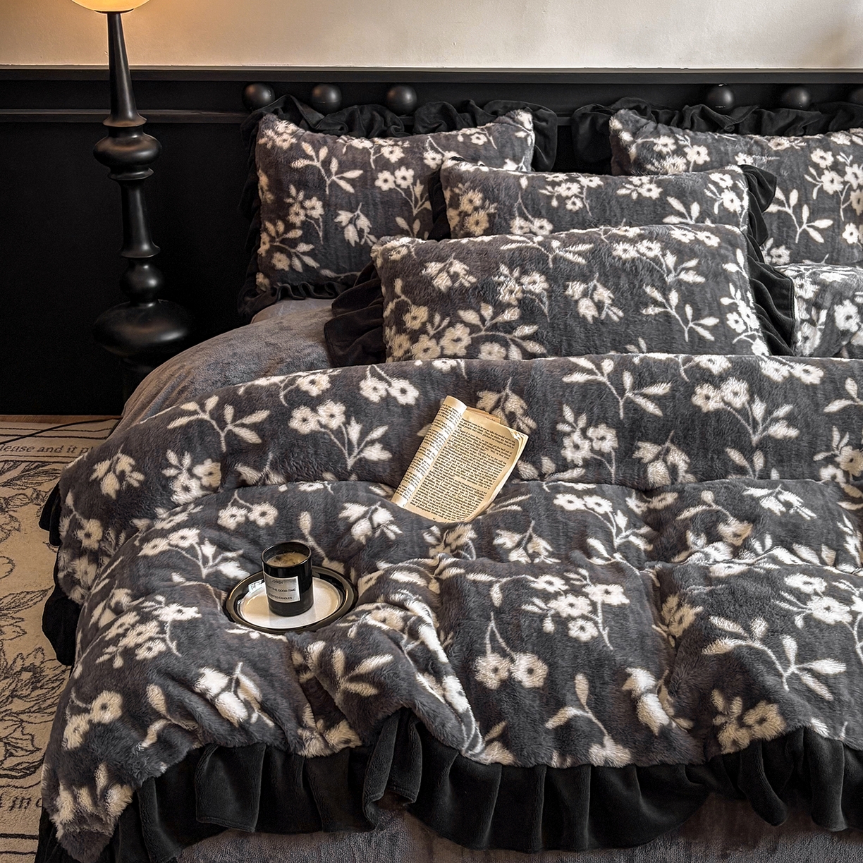 91家纺网 家纺一手货源 找家纺 晚爱家居  2025新款韩版黑色花边美拉德兔毛绒四件套高克重皮草兔绒牛奶绒四件套 黑边-山茶花