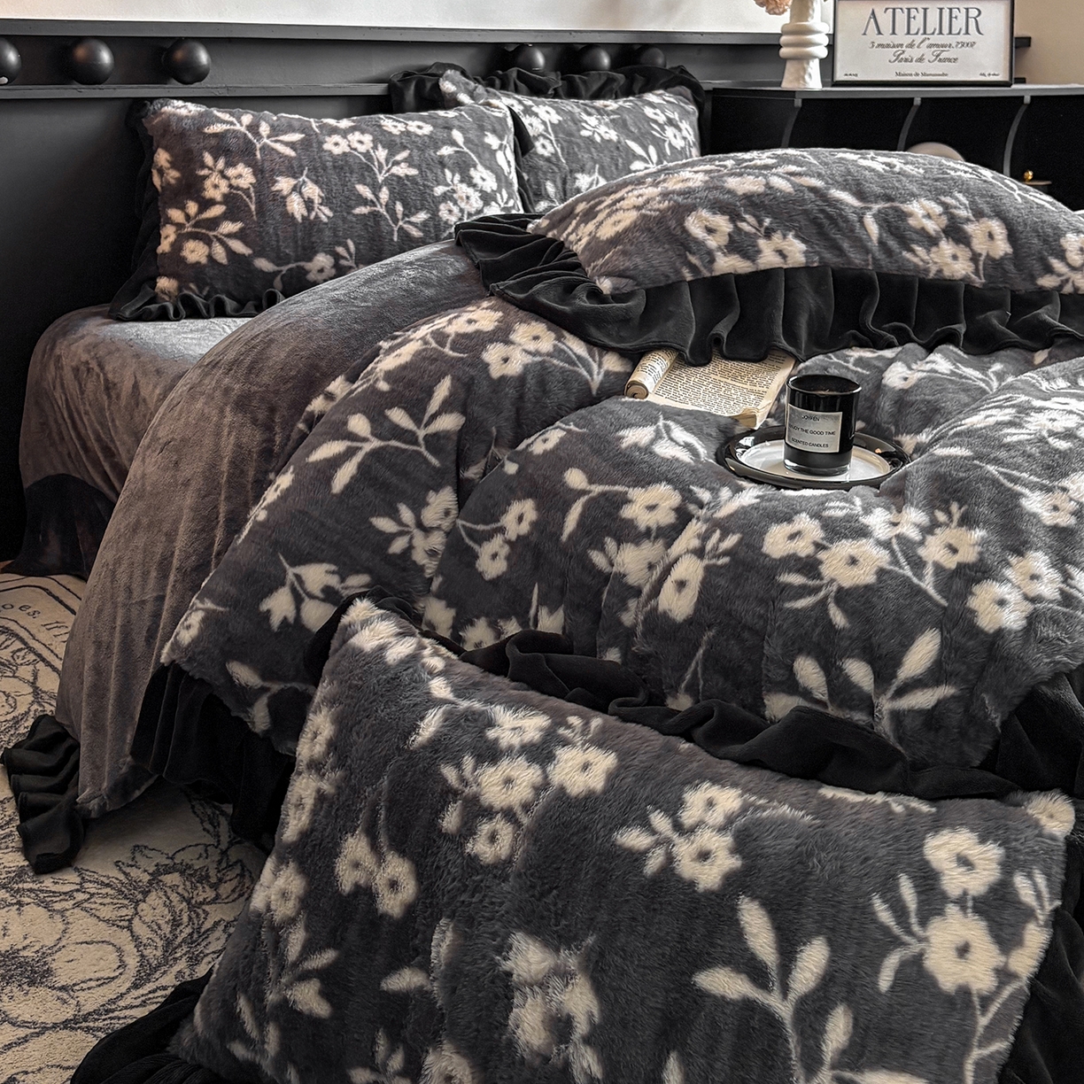 91家纺网 家纺一手货源 找家纺 晚爱家居  2025新款韩版黑色花边美拉德兔毛绒四件套高克重皮草兔绒牛奶绒四件套 黑边-山茶花