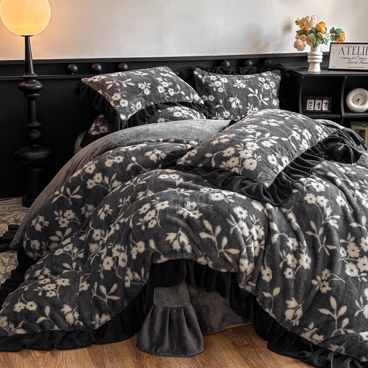 91家纺网 家纺一手货源 找家纺 晚爱家居  2025新款韩版黑色花边美拉德兔毛绒四件套高克重皮草兔绒牛奶绒四件套 黑边-山茶花