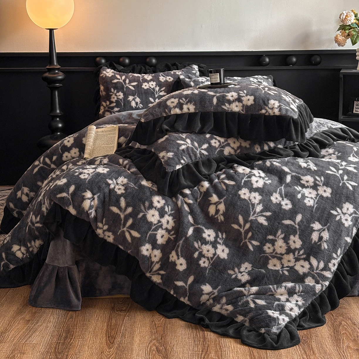 91家纺网 家纺一手货源 找家纺 晚爱家居  2025新款韩版黑色花边美拉德兔毛绒四件套高克重皮草兔绒牛奶绒四件套 黑边-山茶花