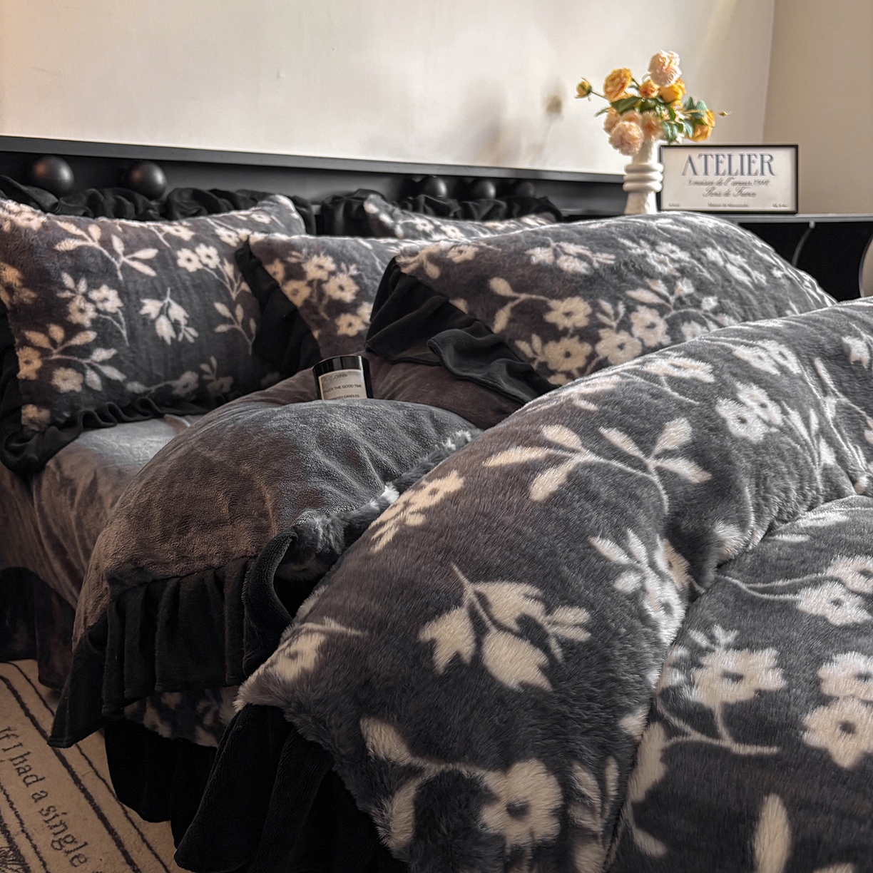91家纺网 家纺一手货源 找家纺 晚爱家居  2025新款韩版黑色花边美拉德兔毛绒四件套高克重皮草兔绒牛奶绒四件套 黑边-山茶花