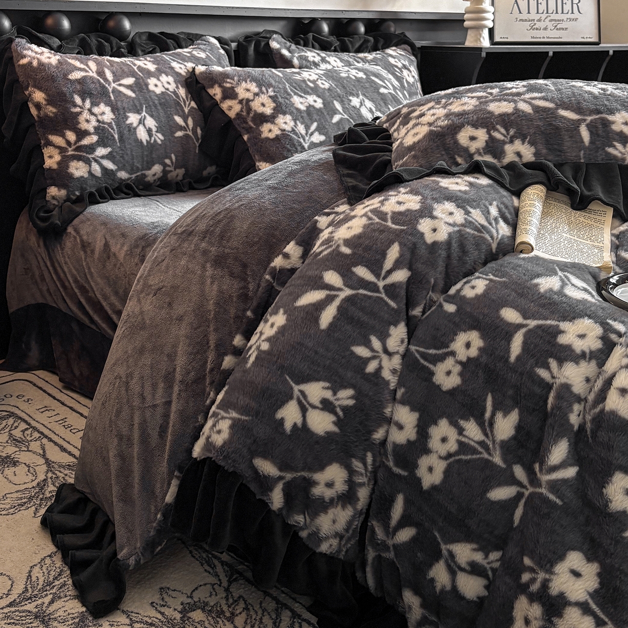 91家纺网 家纺一手货源 找家纺 晚爱家居  2025新款韩版黑色花边美拉德兔毛绒四件套高克重皮草兔绒牛奶绒四件套 黑边-山茶花