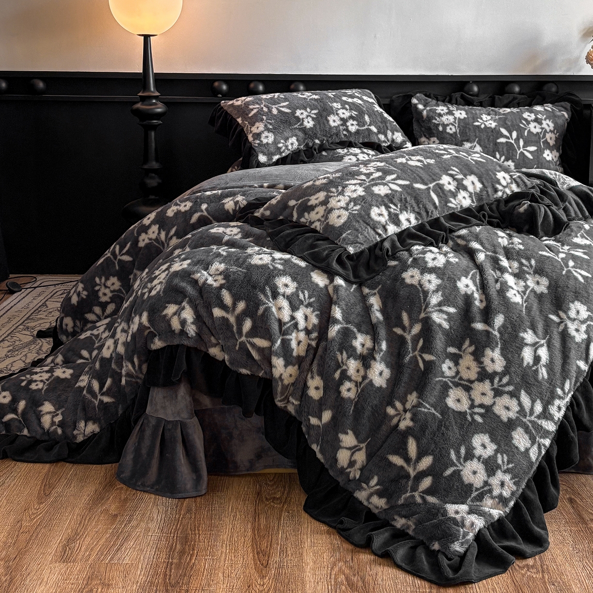 91家纺网 家纺一手货源 找家纺 晚爱家居  2025新款韩版黑色花边美拉德兔毛绒四件套高克重皮草兔绒牛奶绒四件套 黑边-山茶花