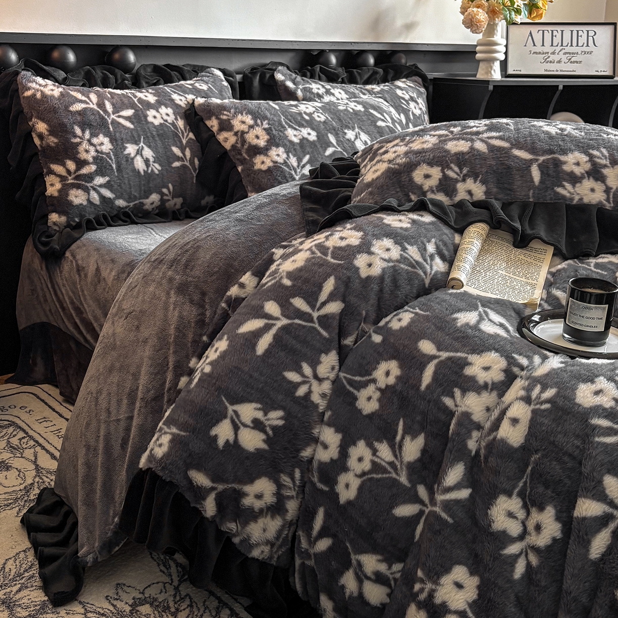 91家纺网 家纺一手货源 找家纺 晚爱家居  2025新款韩版黑色花边美拉德兔毛绒四件套高克重皮草兔绒牛奶绒四件套 黑边-山茶花