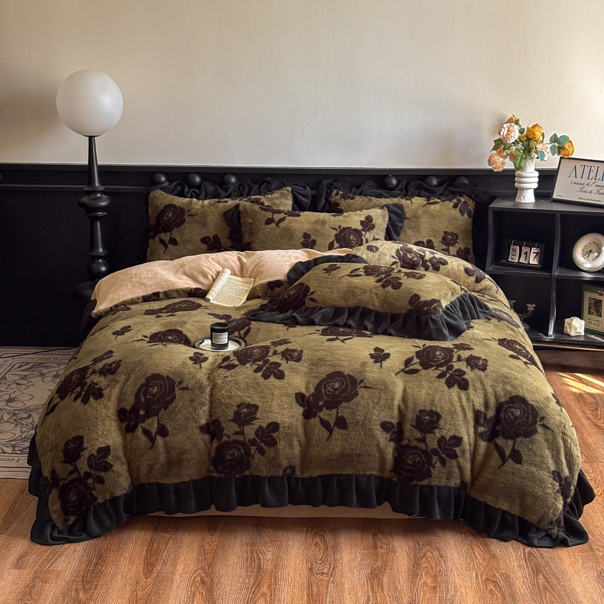 91家纺网 家纺一手货源 找家纺 晚爱家居  2025新款韩版黑色花边美拉德兔毛绒四件套高克重皮草兔绒牛奶绒四件套 黑边-花韵绿