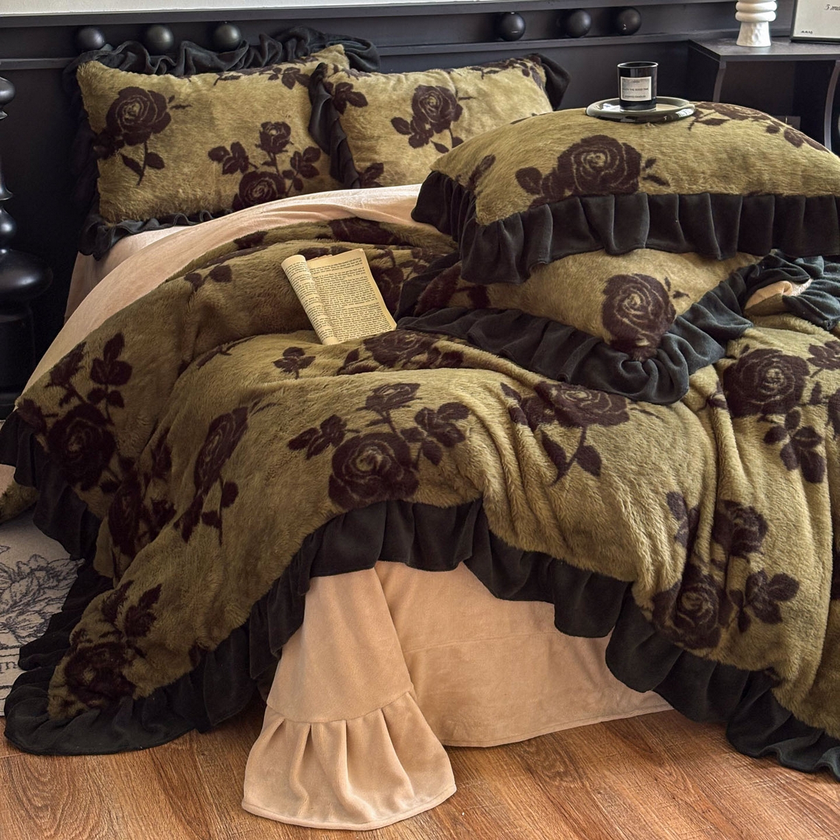 91家纺网 家纺一手货源 找家纺 晚爱家居  2025新款韩版黑色花边美拉德兔毛绒四件套高克重皮草兔绒牛奶绒四件套 黑边-花韵绿