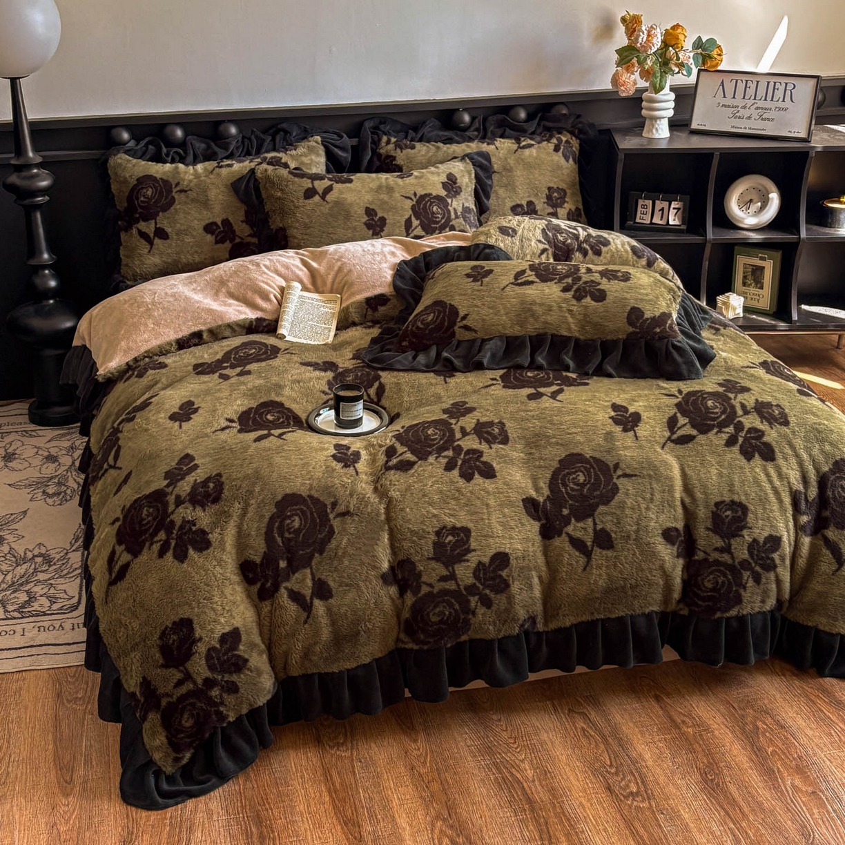 91家纺网 家纺一手货源 找家纺 晚爱家居  2025新款韩版黑色花边美拉德兔毛绒四件套高克重皮草兔绒牛奶绒四件套 黑边-花韵绿