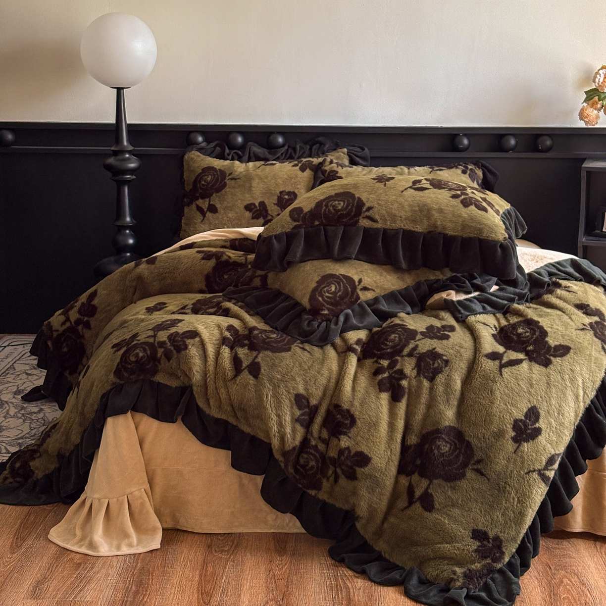 91家纺网 家纺一手货源 找家纺 晚爱家居  2025新款韩版黑色花边美拉德兔毛绒四件套高克重皮草兔绒牛奶绒四件套 黑边-花韵绿