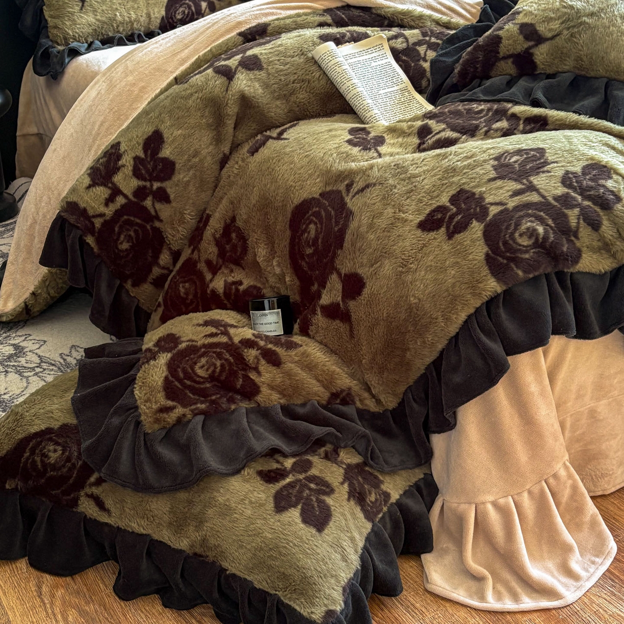 91家纺网 家纺一手货源 找家纺 晚爱家居  2025新款韩版黑色花边美拉德兔毛绒四件套高克重皮草兔绒牛奶绒四件套 黑边-花韵绿