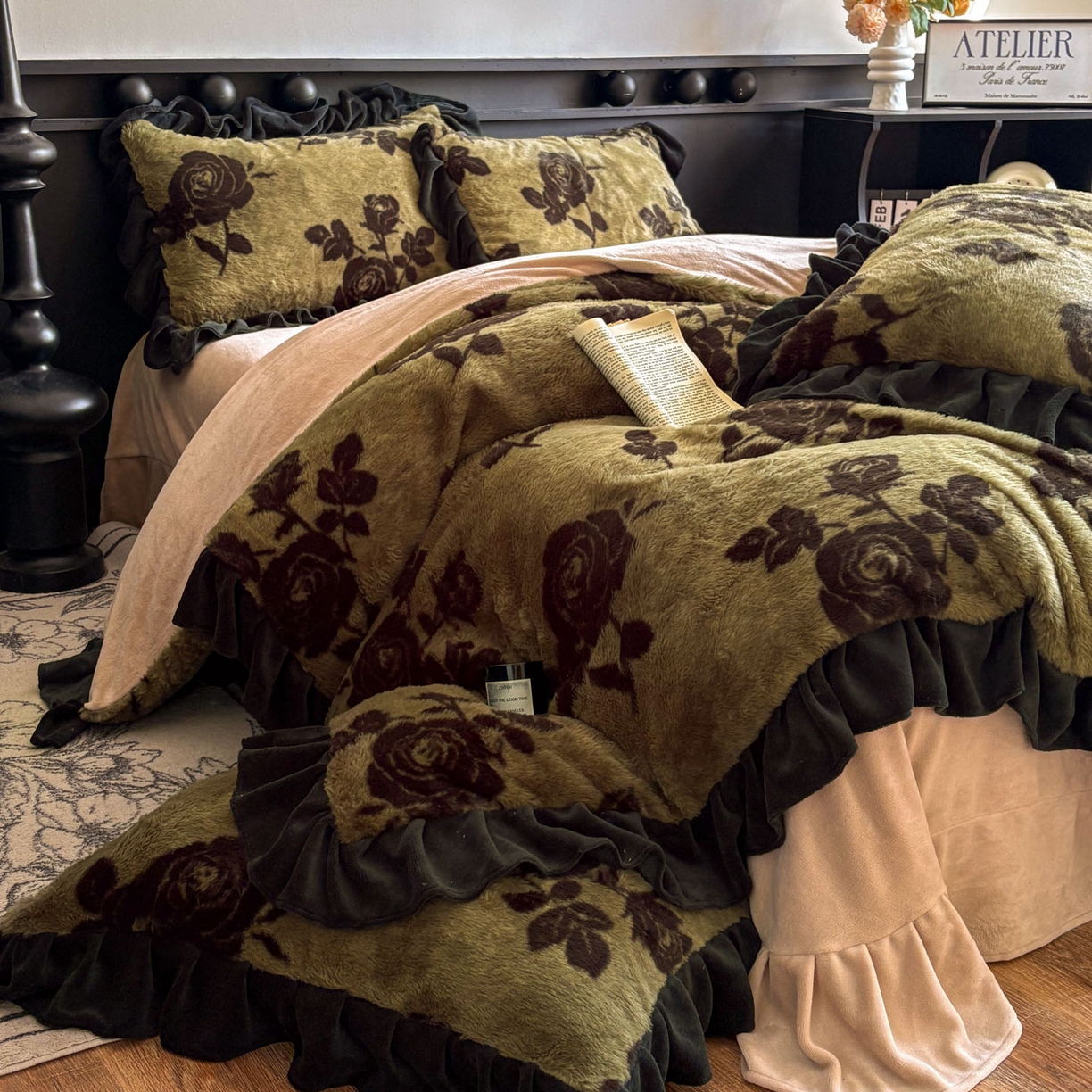 91家纺网 家纺一手货源 找家纺 晚爱家居  2025新款韩版黑色花边美拉德兔毛绒四件套高克重皮草兔绒牛奶绒四件套 黑边-花韵绿