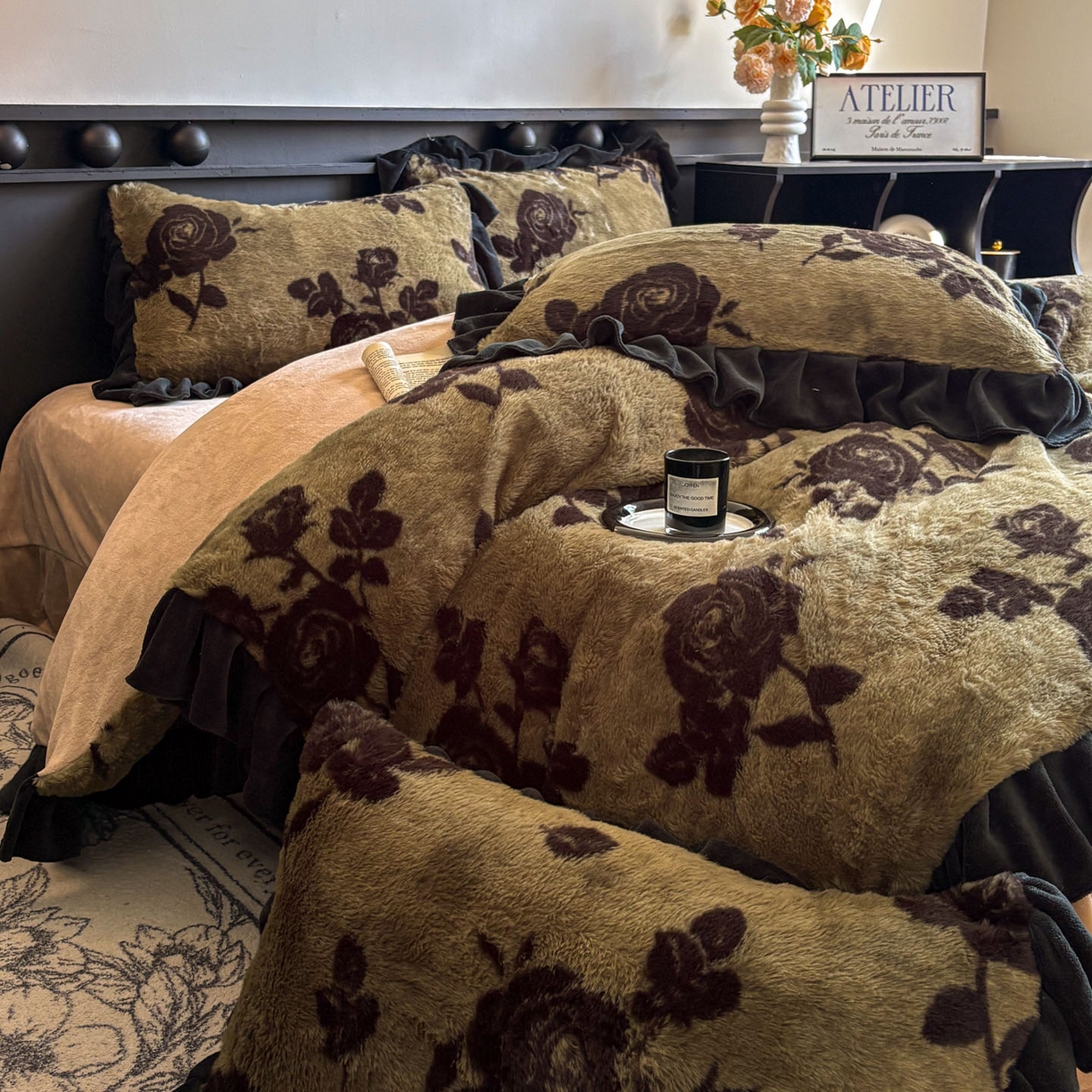 91家纺网 家纺一手货源 找家纺 晚爱家居  2025新款韩版黑色花边美拉德兔毛绒四件套高克重皮草兔绒牛奶绒四件套 黑边-花韵绿