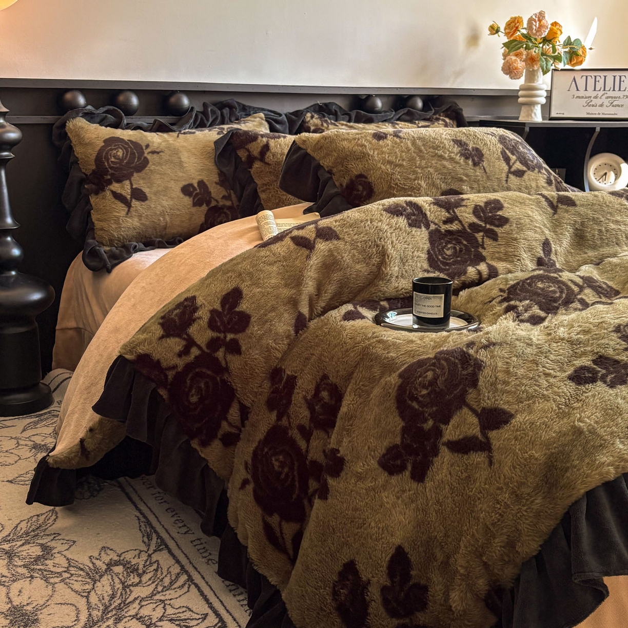 91家纺网 家纺一手货源 找家纺 晚爱家居  2025新款韩版黑色花边美拉德兔毛绒四件套高克重皮草兔绒牛奶绒四件套 黑边-花韵绿