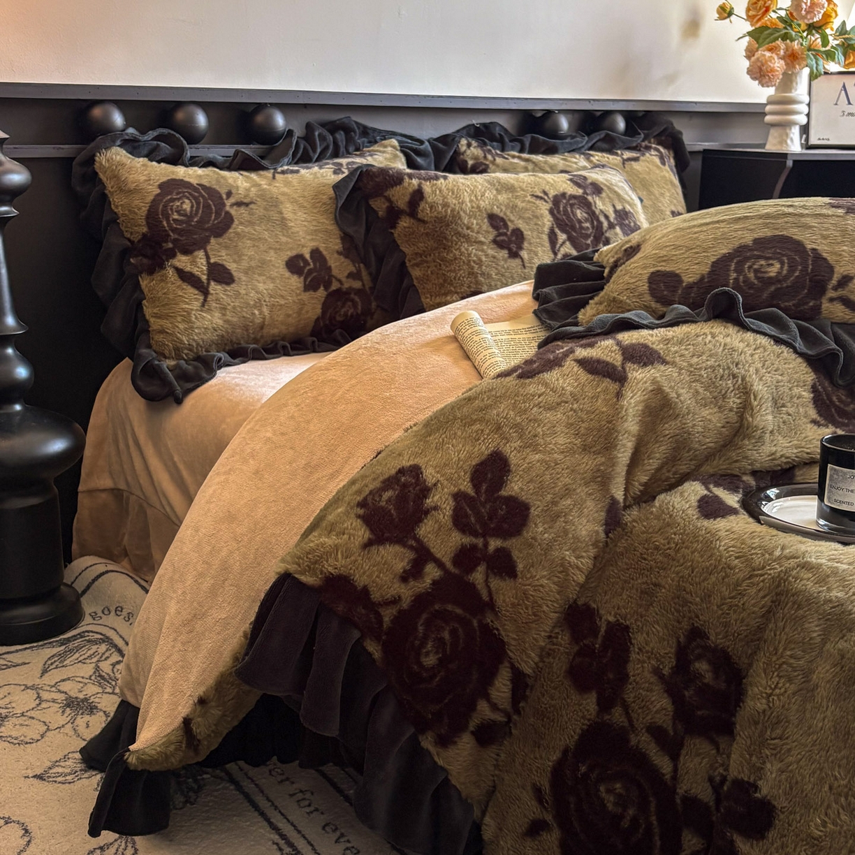 91家纺网 家纺一手货源 找家纺 晚爱家居  2025新款韩版黑色花边美拉德兔毛绒四件套高克重皮草兔绒牛奶绒四件套 黑边-花韵绿