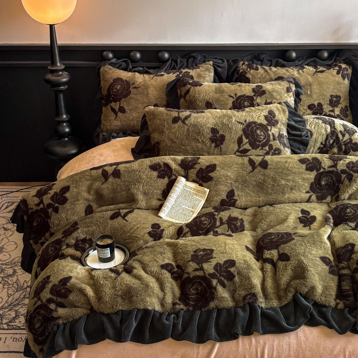 91家纺网 家纺一手货源 找家纺 晚爱家居  2025新款韩版黑色花边美拉德兔毛绒四件套高克重皮草兔绒牛奶绒四件套 黑边-花韵绿