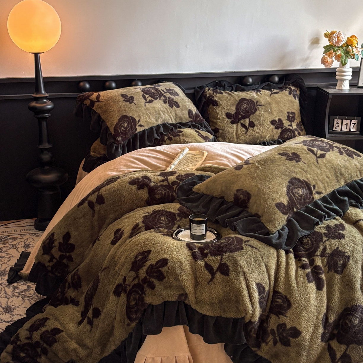 91家纺网 家纺一手货源 找家纺 晚爱家居  2025新款韩版黑色花边美拉德兔毛绒四件套高克重皮草兔绒牛奶绒四件套 黑边-花韵绿