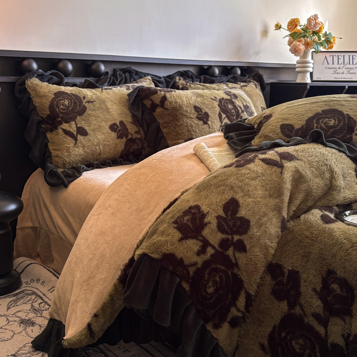 91家纺网 家纺一手货源 找家纺 晚爱家居  2025新款韩版黑色花边美拉德兔毛绒四件套高克重皮草兔绒牛奶绒四件套 黑边-花韵绿