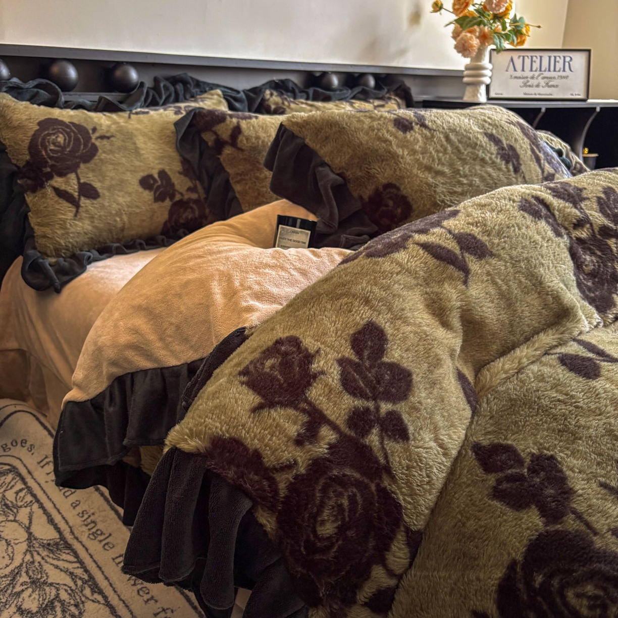 91家纺网 家纺一手货源 找家纺 晚爱家居  2025新款韩版黑色花边美拉德兔毛绒四件套高克重皮草兔绒牛奶绒四件套 黑边-花韵绿