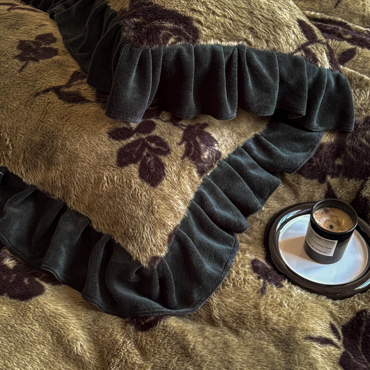 91家纺网 家纺一手货源 找家纺 晚爱家居  2025新款韩版黑色花边美拉德兔毛绒四件套高克重皮草兔绒牛奶绒四件套 黑边-花韵绿