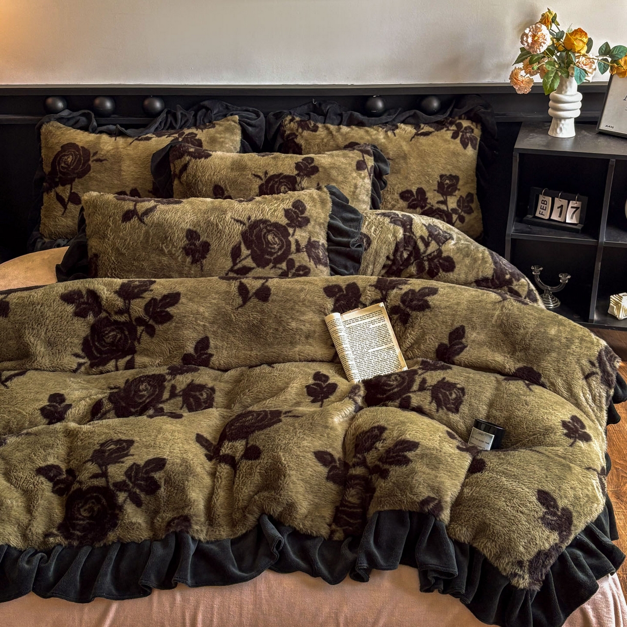 91家纺网 家纺一手货源 找家纺 晚爱家居  2025新款韩版黑色花边美拉德兔毛绒四件套高克重皮草兔绒牛奶绒四件套 黑边-花韵绿