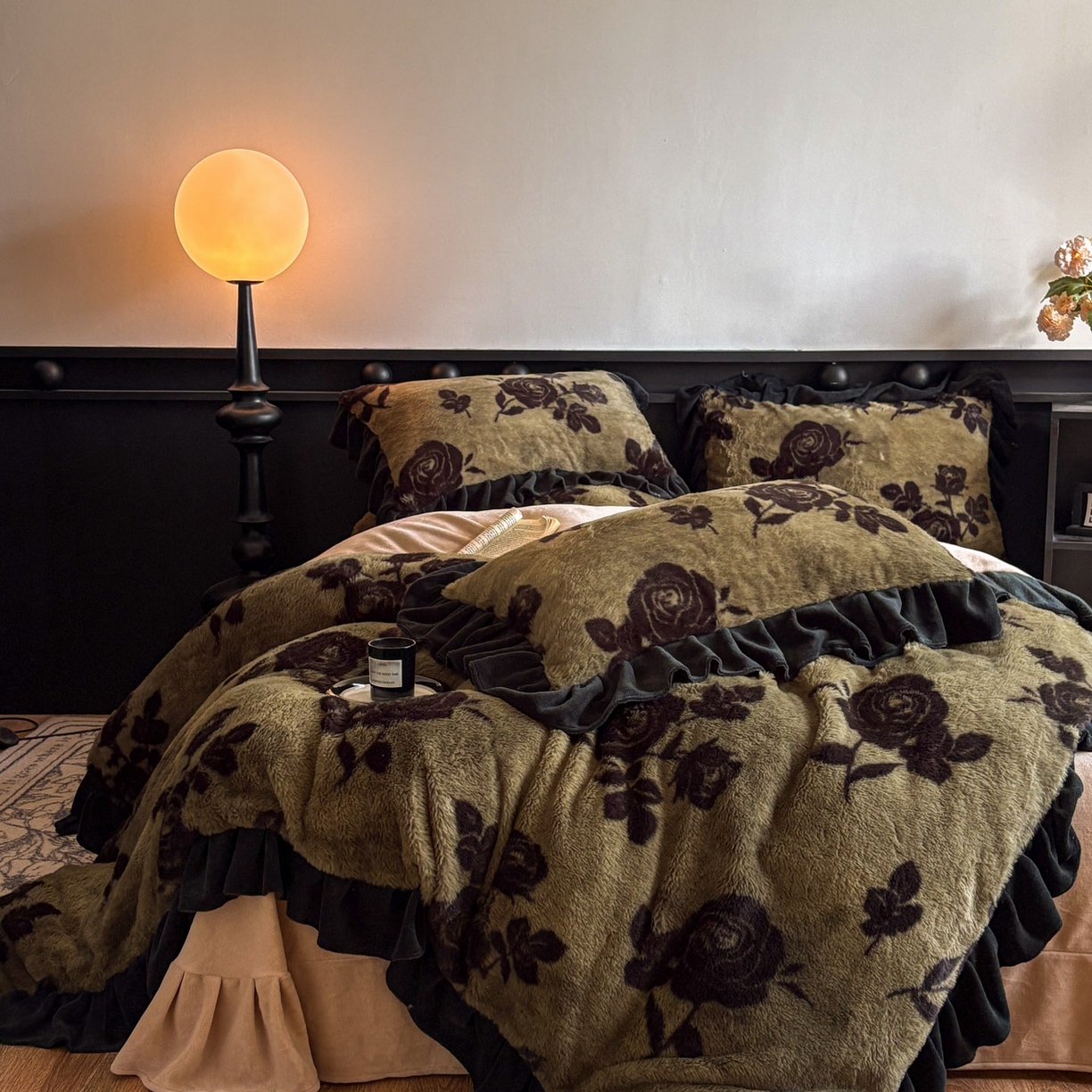 91家纺网 家纺一手货源 找家纺 晚爱家居  2025新款韩版黑色花边美拉德兔毛绒四件套高克重皮草兔绒牛奶绒四件套 黑边-花韵绿