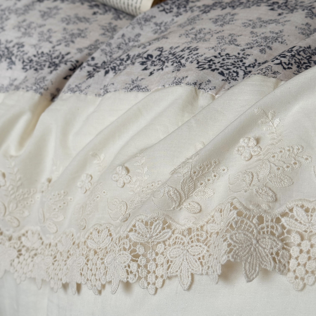 91家纺网 家纺一手货源 找家纺 佳汐蓝家纺 2025秋冬新品双层皱皱纱定制花边+打褶+荷叶边四件套--露丝 露丝-藏蓝色床单