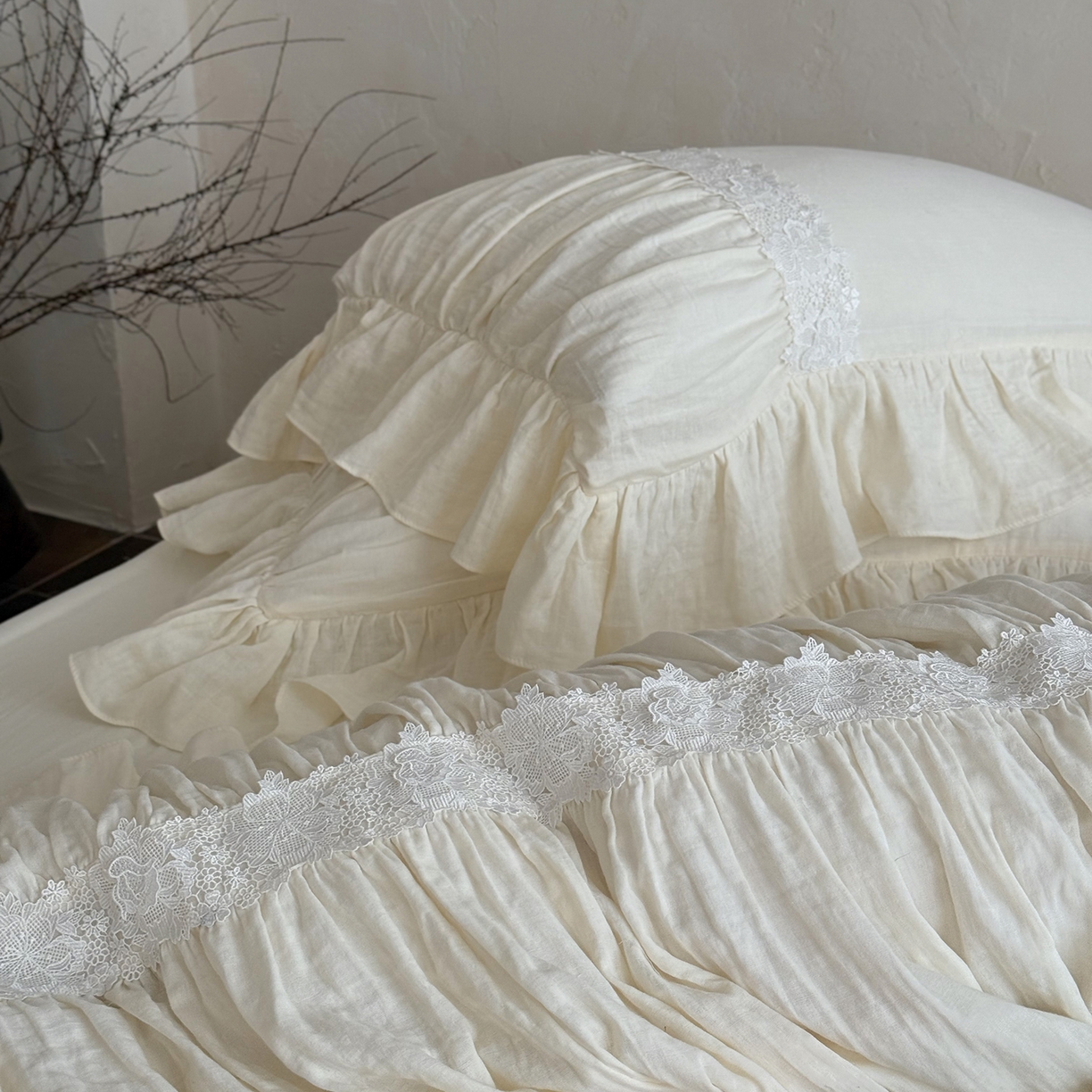 91家纺网 家纺一手货源 找家纺 佳汐蓝家纺 2025秋冬新品双层皱皱纱定制花边+打褶+荷叶边四件套--奥黛丽 奥黛丽-白色