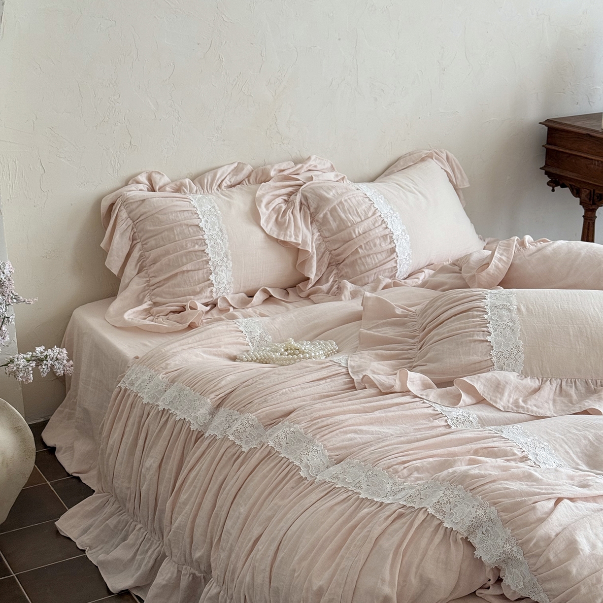 91家纺网 家纺一手货源 找家纺 佳汐蓝家纺 2025秋冬新品双层皱皱纱定制花边+打褶+荷叶边四件套--奥黛丽 奥黛丽-粉色