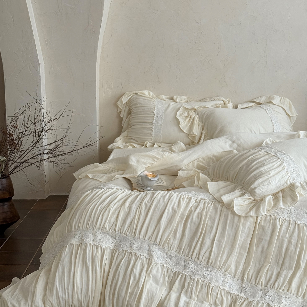 91家纺网 家纺一手货源 找家纺 佳汐蓝家纺 2025秋冬新品双层皱皱纱定制花边+打褶+荷叶边四件套--奥黛丽 奥黛丽-白色